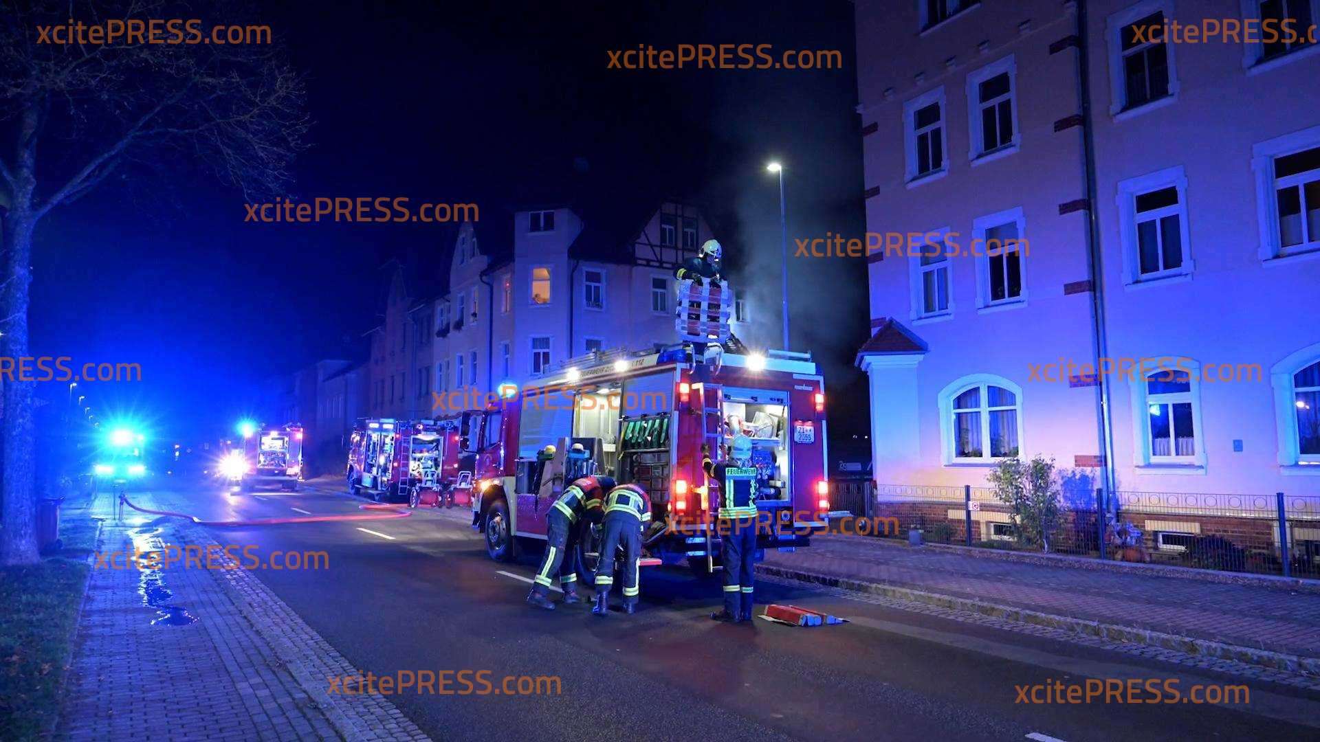 Dramatischer Wohnungsbrand: Großeinsatz in Mehrfamilienhaus :  Feuerwehr rettet mehrere Menschen und Tiere - Drehleiter kommt zum Einsatz