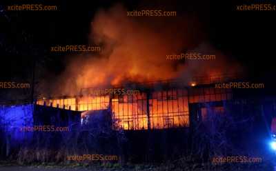 Lagerhalle in Vollbrand Feuerwehr mehrere Stunden im Einsatz : Löschwasser gefriert an Einsatzstelle 