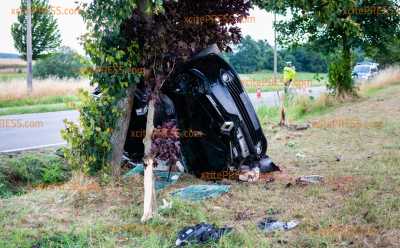 Auto kracht mit voller Wucht gegen Baum: Feuerwehr muss den verletzten Fahrer befreien