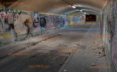 Explosion in Eisenbahnunterführung: Feuerwerk beschädigt Wände in Fußgängertunnel