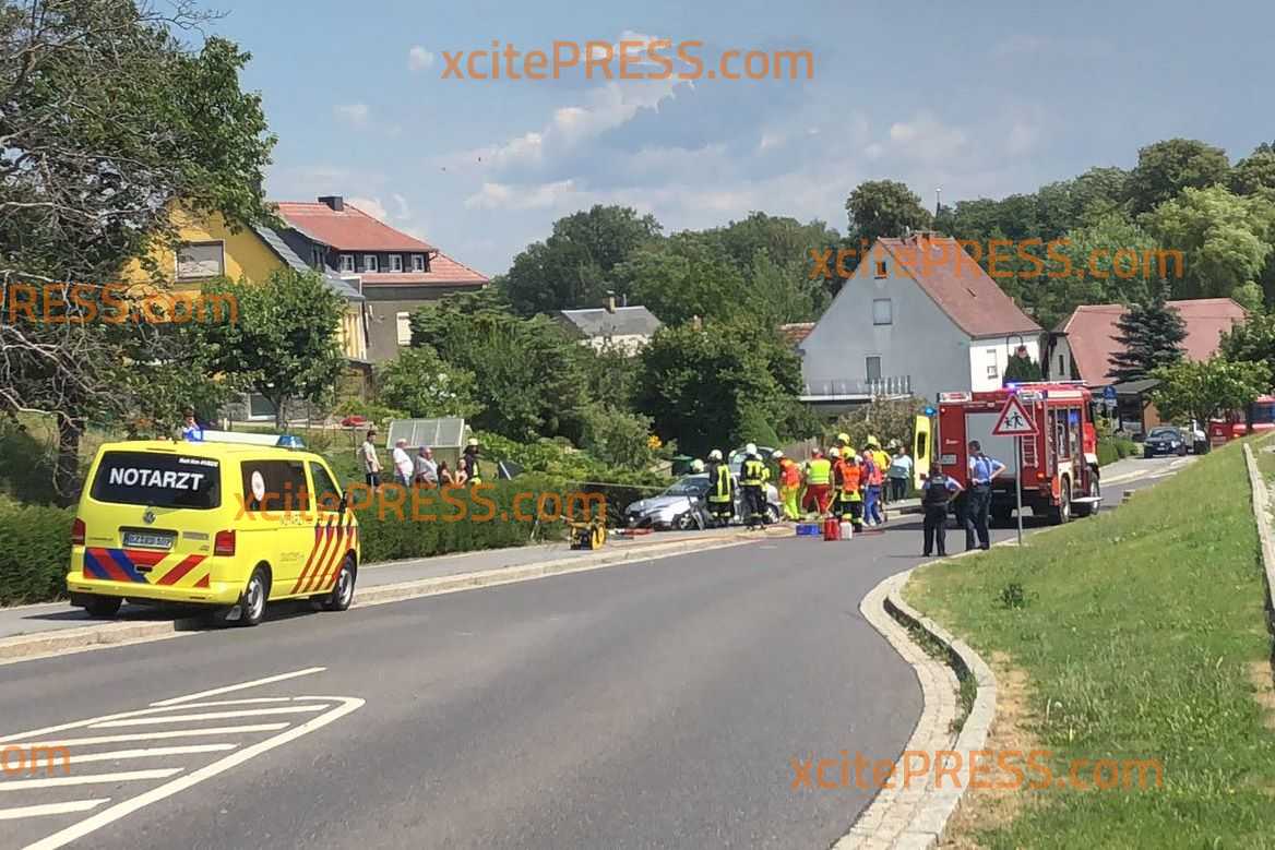 PKW kracht an Verkehrsinsel und gegen Laterne: Fahrer schwer verletzt, Rettungshubschrauber im Einsatz