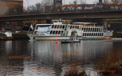 Erste Schiffe passieren Einsturzstelle der Carolabrücke: Sondergenehmigung ermöglicht eingeschränkten Verkehr