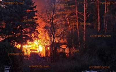 Schwarze Rauchwolke über der Stadt:  Laube in Vollbrand – Feuerwehr verhindert Waldbrand