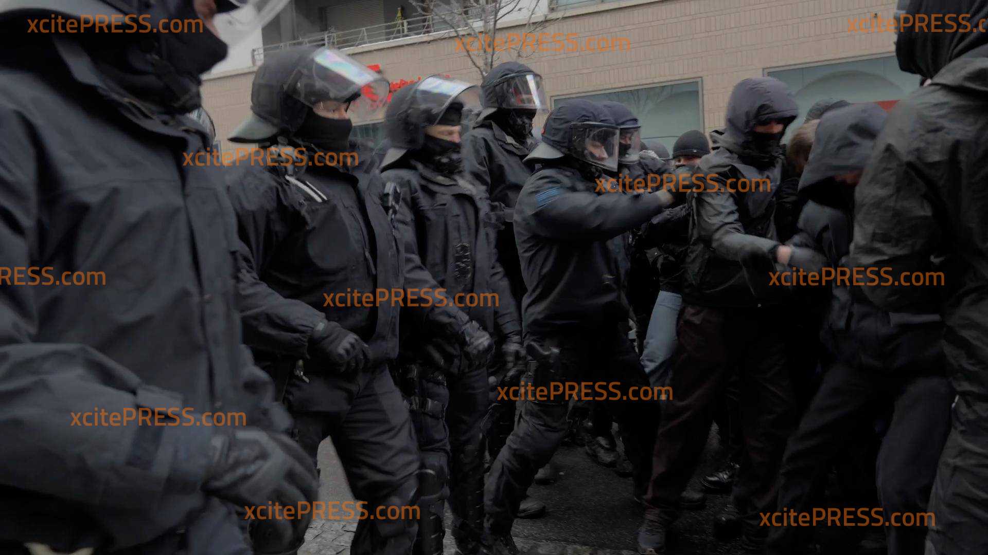 Es hagelt Schneebälle auf die Neonazis! Durchbruchsversuche, Auseinandersetzungen und Sitzblockaden (ON TAPE): 1.000 Neonazis versammeln sich - Wasserwerfer vor Ort, Polizei-Großeinsatz läuft an, seit dem Morgen Tausende auf der Straße: ausführliche Schnittbilder und Vox-Pops: Sachsens Landeshauptstadt wird zur Hochsicherheitsburg