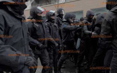 Es hagelt Schneebälle auf die Neonazis! Durchbruchsversuche, Auseinandersetzungen und Sitzblockaden (ON TAPE): 1.000 Neonazis versammeln sich - Wasserwerfer vor Ort, Polizei-Großeinsatz läuft an, seit dem Morgen Tausende auf der Straße: ausführliche Schnittbilder und Vox-Pops: Sachsens Landeshauptstadt wird zur Hochsicherheitsburg