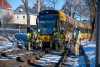 NEUE BILDER: Vermutlich wegen Kälteschock: Tram entgleist in Dresden: Großaufgebot der Feuerwehr beginnt mit aufwändiger Bergung: 40 Tonnen Straßenbahn muss wieder in Gleis gehoben werden, ÖPNV-Ausfälle im Dresdner Norden
