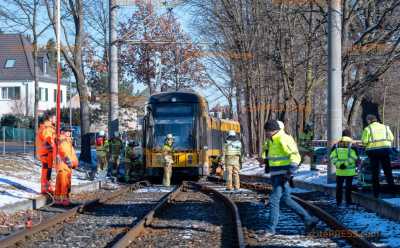 NEUE BILDER: Vermutlich wegen Kälteschock: Tram entgleist in Dresden: Großaufgebot der Feuerwehr beginnt mit aufwändiger Bergung: 40 Tonnen Straßenbahn muss wieder in Gleis gehoben werden, ÖPNV-Ausfälle im Dresdner Norden