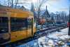 NEUE BILDER: Vermutlich wegen Kälteschock: Tram entgleist in Dresden: Großaufgebot der Feuerwehr beginnt mit aufwändiger Bergung: 40 Tonnen Straßenbahn muss wieder in Gleis gehoben werden, ÖPNV-Ausfälle im Dresdner Norden