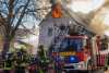 Wohnhaus geht in Flammen auf: Zwei Personen verletzt - Haus unbewohnbar
