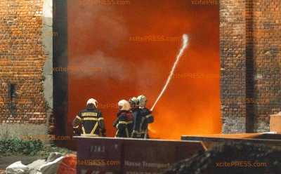 NEUE INFOS: 2000 Quadratmeter Großbrand droht auf Holzhandel überzugreifen: großer Recyclingplatz steht in Vollbrand: dichter Rauch bis nach Dresden zu sehen: Großaufgebot der Feuerwehr nimmt Arbeit auf: große Kräne im Einsatz - Löscharbeiten ziehen sich bis in den Samstag