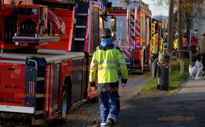 Explosion - Sprengsatz an Mehrfamilienhaus gezündet: Etwa ein Dutzend Bewohner evakuiert - Polizei ermittelt