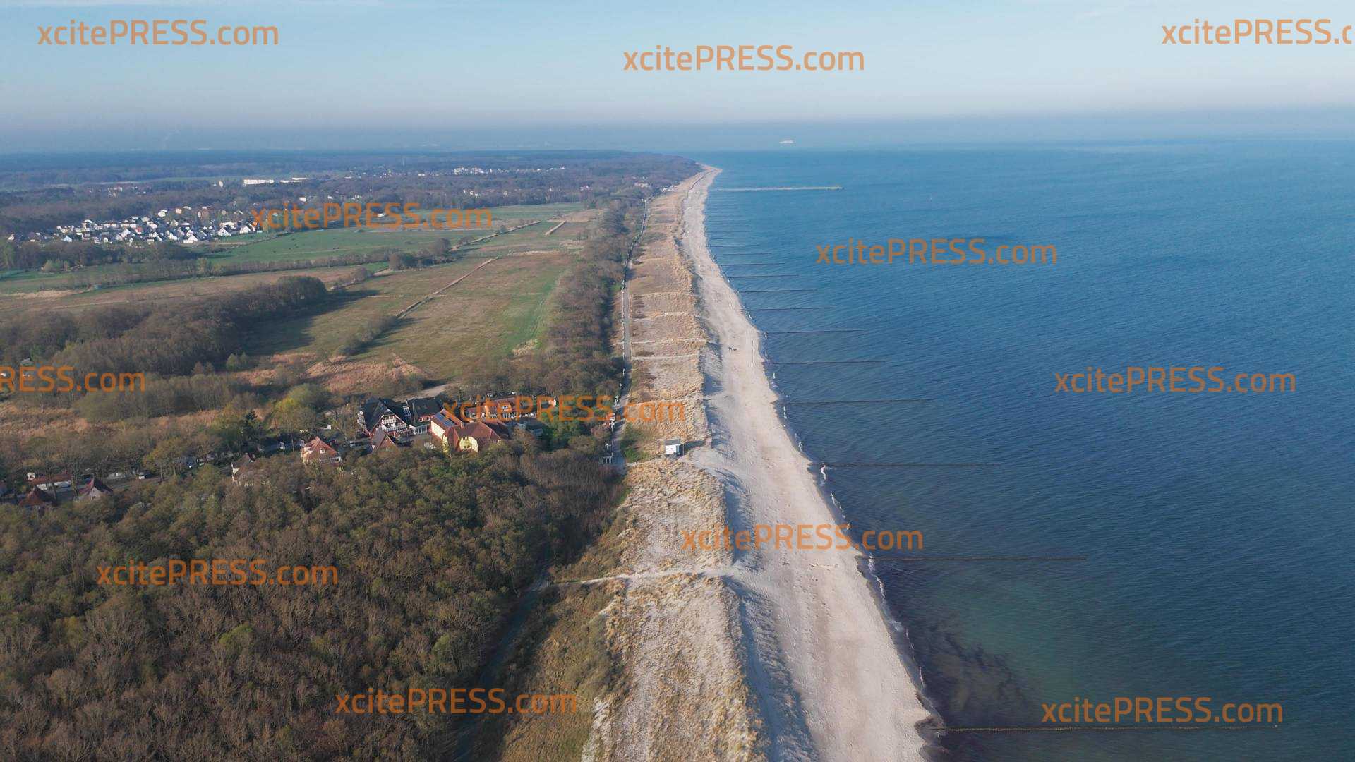 Große Oster-Ostsee-Reisewelle: Traumwetter auf dem Darß: weiße Strände, türkisfarbenes Wasser bei sonnigen 22 Grad (DROHNENAUFNAHMEN): Verkehrschaos vorprogrammiert: ADAC warnt vor Oster-Reisewelle