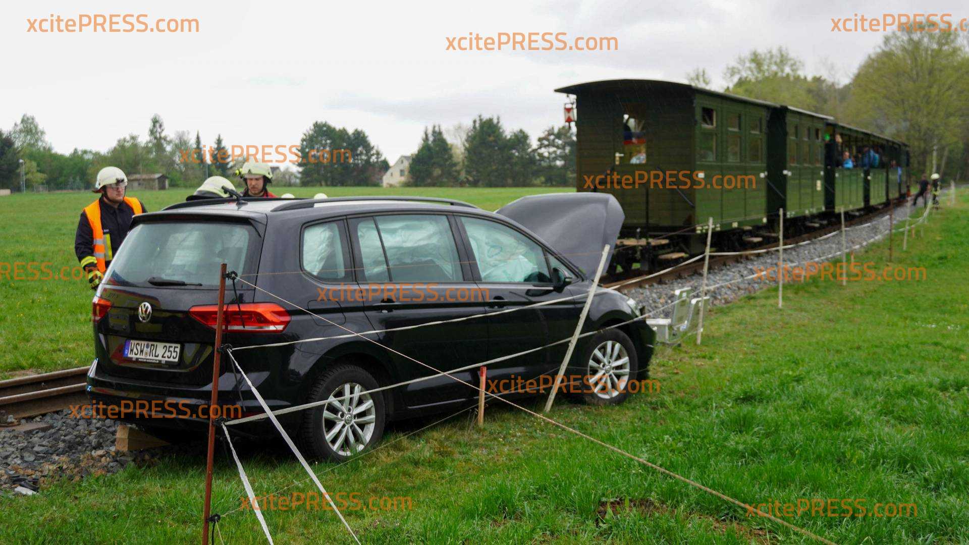 Auto kollidiert mit Dampfzug: Person bei Unfall mit Waldeisenbahn verletzt