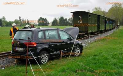 Auto kollidiert mit Dampfzug: Person bei Unfall mit Waldeisenbahn verletzt