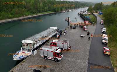 Motorboot beginnt im Hafen zu sinken: Einsatz für Feuerwehr und DLRG: Hafen während Einsatzmaßnahmen gesperrt