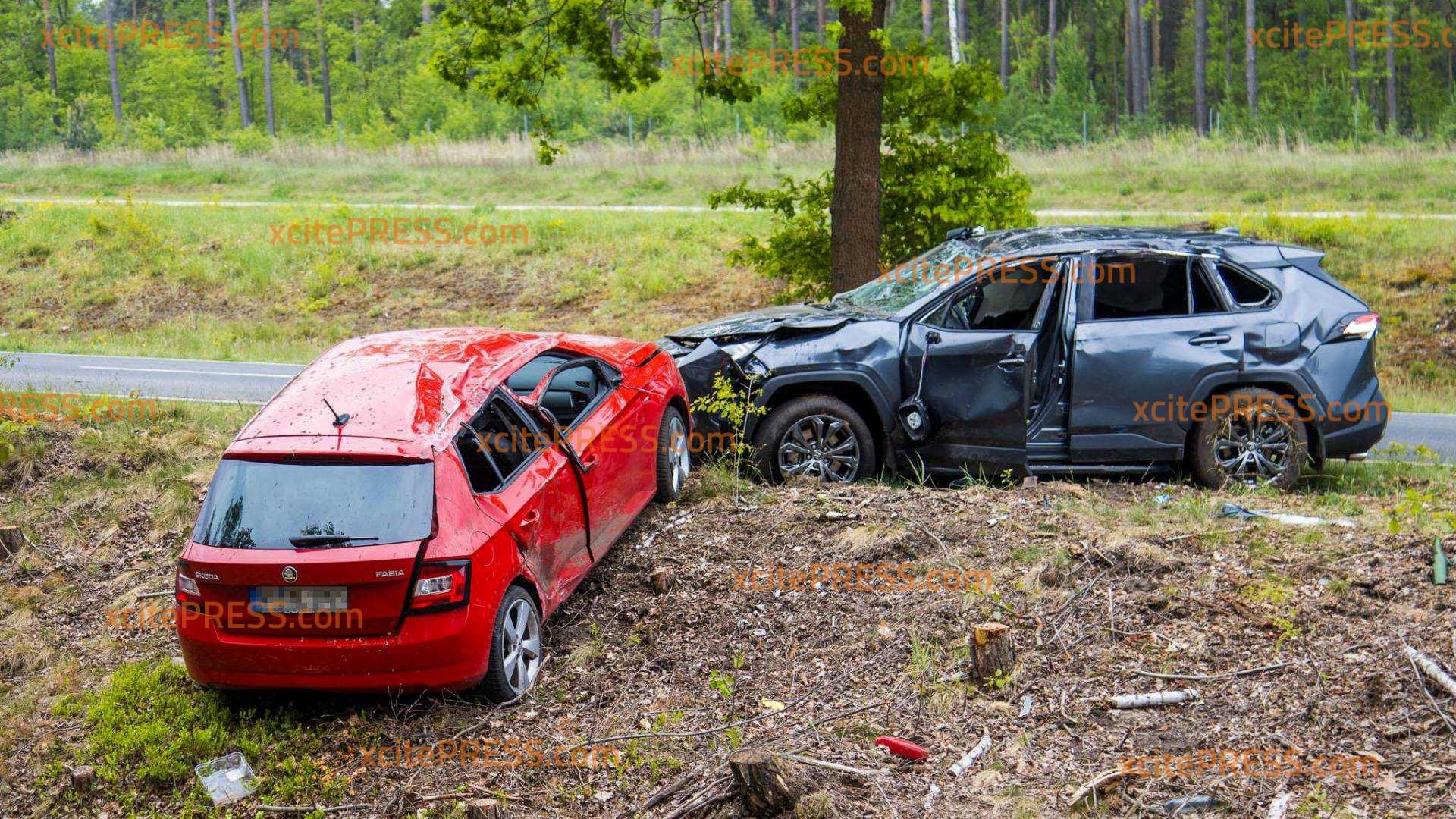 Fahrzeuge überschlagen sich nach Unfall: : Drei Verletzte nach Crash auf Staatsstraße