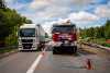 LKW kippt auf A4 auf Mittelschutzplanke - beide Richtungen betroffen!: Polizei greift gegen Gaffer durch