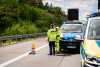 LKW kippt auf A4 auf Mittelschutzplanke - beide Richtungen betroffen!: Polizei greift gegen Gaffer durch