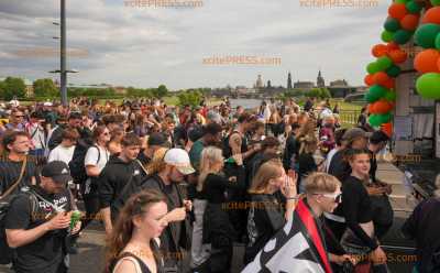 Tausende bei bunter lauter Tanzparade durch die sächsische Landeshauptstadt - Rave für Vielfalt, Toleranz und Gleichberechtigung : Innenstadt-Verkehr kommt zum Erliegen