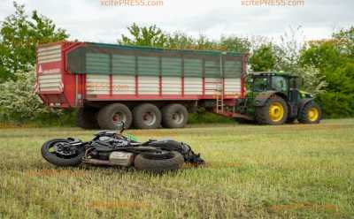 Traktor rammt Motorrad: Schwerverletzter fliegt 20 Meter weit: Mann erlitt dabei schwere Verletzungen