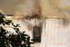 Großeinsatz für Feuerwehren: Leerstehende Baracke brennt in Räcknitz: Dichte Rauchschwaden ziehen Richtung Stadt, Anwohner sollen Fenster und Türen geschlossen halten