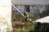 Großeinsatz für Feuerwehren: Leerstehende Baracke brennt in Räcknitz: Dichte Rauchschwaden ziehen Richtung Stadt, Anwohner sollen Fenster und Türen geschlossen halten