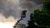 Blitzeinschlag löst Dachstuhlbrand in Pulsnitz aus: Großaufgebot der Feuerwehr im Einsatz
