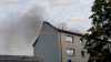 Blitzeinschlag löst Dachstuhlbrand in Pulsnitz aus: Großaufgebot der Feuerwehr im Einsatz