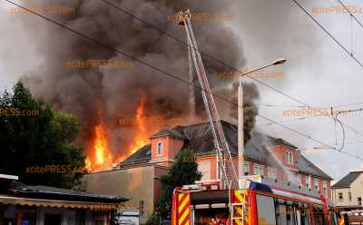 Großbrand in Dresden-Leuben: Ehemalige Staatsoperette in Flammen: Feuerwehr mit massivem Löscheinsatz vor Ort
