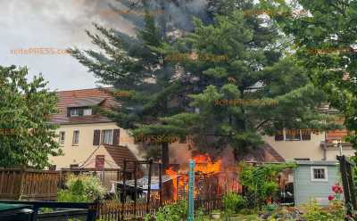 Nach Blitzeinschlag in Lauta – Gartenlaube und Schuppen in Flammen: 