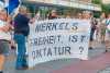 (UP) Zwei Straf- und zwei Prüfverfahren nach Anti-Merkel-Protest: manipulierter Personalausweis und angetröteter Medienvertreter: "Die hat alles in den Ruin getrieben!", in Dresden heißt es auch 2025 noch "Merkel muss weg": Antifa-Gegenprotest, Hitler-Tattoo und Polizeimaßnahmen