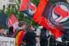 (UP) Zwei Straf- und zwei Prüfverfahren nach Anti-Merkel-Protest: manipulierter Personalausweis und angetröteter Medienvertreter: "Die hat alles in den Ruin getrieben!", in Dresden heißt es auch 2025 noch "Merkel muss weg": Antifa-Gegenprotest, Hitler-Tattoo und Polizeimaßnahmen