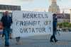 (UP) Zwei Straf- und zwei Prüfverfahren nach Anti-Merkel-Protest: manipulierter Personalausweis und angetröteter Medienvertreter: "Die hat alles in den Ruin getrieben!", in Dresden heißt es auch 2025 noch "Merkel muss weg": Antifa-Gegenprotest, Hitler-Tattoo und Polizeimaßnahmen