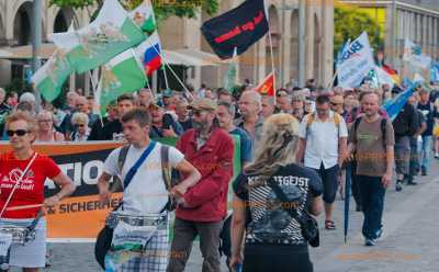 (UP) Zwei Straf- und zwei Prüfverfahren nach Anti-Merkel-Protest: manipulierter Personalausweis und angetröteter Medienvertreter: 