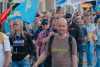 (UP) Zwei Straf- und zwei Prüfverfahren nach Anti-Merkel-Protest: manipulierter Personalausweis und angetröteter Medienvertreter: "Die hat alles in den Ruin getrieben!", in Dresden heißt es auch 2025 noch "Merkel muss weg": Antifa-Gegenprotest, Hitler-Tattoo und Polizeimaßnahmen