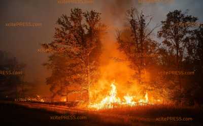 Waldbrand in der Gorischheide bei Nacht: Droht auf Biogasanlage überzugreifen