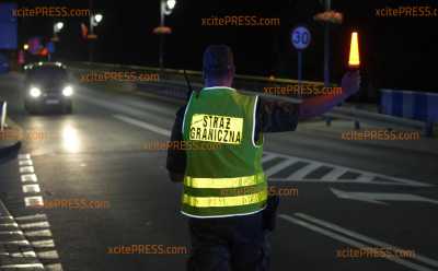 Hier wird schon fleißig kontrolliert (ON TAPE): in Görlitz stehen sich deutsche und polnische Grenzposten nah gegenüber: Feuerwehr hilft noch bei Infrastruktur: Polnische Grenzschützer seit Mitternacht im Einsatz - viele Schnittbilder