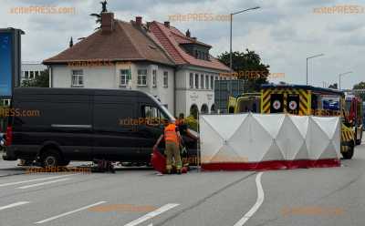 Radfahrer kollidiert mit Transporter - Rettungshubschrauber im Einsatz: Bundesstraße 6 nach Unfall voll gesperrt 