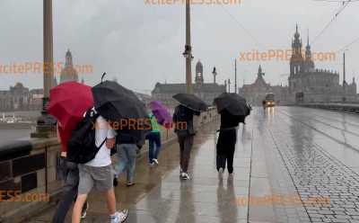 Schweres Unwetter zieht durch historische Altstadt: Regenschirm? Sinnlos! Alles wird weggefegt!: Menschen fliehen vor Unwetter, klammern sich schützend unter kleinste Vordächer (On Tape)