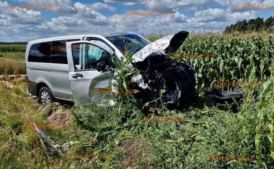 Polizeilehrlinge bei Unfall verletzt: Vito touchiert Baum nach Zusammenstoß mit Traktor