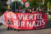 Großer Zulauf bei Demo nach nächtlichem Angriff auf jungen Punk: War es ein Neonazi? Pyrofackeln, Fahnen und Sprechchöre in Dresden-Strießen: Unerwartet viele Menschen schließen sich der Solidaritätsdemo an und beklagen Zunahme rechter Gewalt