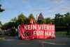 Großer Zulauf bei Demo nach nächtlichem Angriff auf jungen Punk: War es ein Neonazi? Pyrofackeln, Fahnen und Sprechchöre in Dresden-Strießen: Unerwartet viele Menschen schließen sich der Solidaritätsdemo an und beklagen Zunahme rechter Gewalt