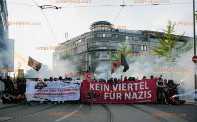 Großer Zulauf bei Demo nach nächtlichem Angriff auf jungen Punk: War es ein Neonazi? Pyrofackeln, Fahnen und Sprechchöre in Dresden-Strießen: Unerwartet viele Menschen schließen sich der Solidaritätsdemo an und beklagen Zunahme rechter Gewalt