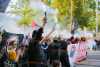 Großer Zulauf bei Demo nach nächtlichem Angriff auf jungen Punk: War es ein Neonazi? Pyrofackeln, Fahnen und Sprechchöre in Dresden-Strießen: Unerwartet viele Menschen schließen sich der Solidaritätsdemo an und beklagen Zunahme rechter Gewalt