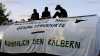 Aktivisten blockieren Zufahrt zu Müllermilch-Werk: Polizei im Einsatz
