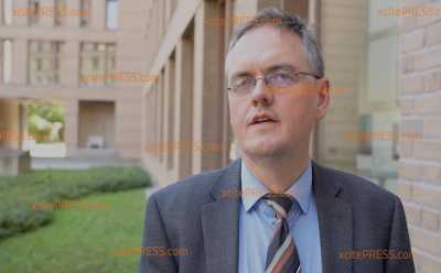 Festnahme nach Straßenbahn-Angriff in Dresden! Syrer verletzt US-Amerikaner schwer, der Frauen helfen wollte - Verhaftung und U-Haft! O-Ton Staatsanwaltschaft Dresden + Polizeifahrzeug fährt mit Blaulicht am Gerichtsgebäude ab: O-Ton Staatsanwaltschaft Dresden und Antextbilder