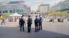 (UPDATE) Er griff einen 16-Jährigen mit einem Messer an - Haft! Mit Händen versuchen Ersthelfer blutüberströmten Bauch zuzuhalten: Amateuraufnahmen (EXKLUSIV) von Messerstecherei am Dresdner Hauptbahnhof, Anwohner besorgt + Augenzeuge (Vox-Pops): Polizei zeigt am Tag danach Präsenz, viele Sorgen über Messergewalt in Dresden + O-Ton Polizei
