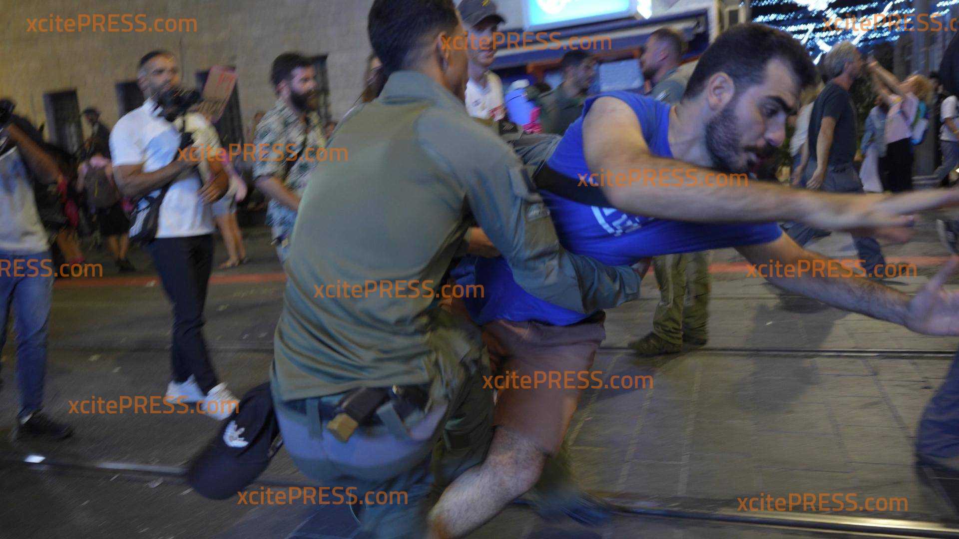 (UP) Soldat auf Anti-Kriegs-Demo: 