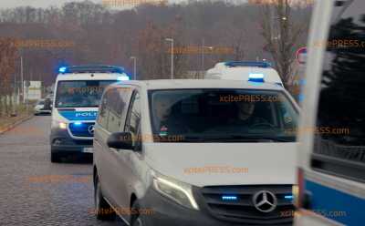 Mammutprozess gegen linke Szene: Angeklagte werden in Eskorte vorgefahren - Unterstützer jubeln (ON TAPE): Proteste von links und rechts vor dem Gerichtsgebäude : Wir sind mit LiveU vor dem OLG