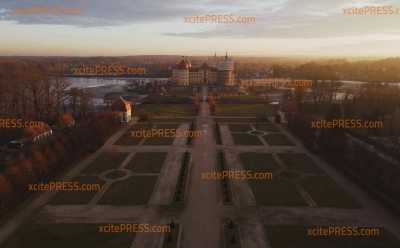 Bestes Winterwetter zum Start ins erste Adventswochenende: Schloss Moritzburg glänzt in der Winterabendsonne (DROHNE): ausführliche Drohnenbilder